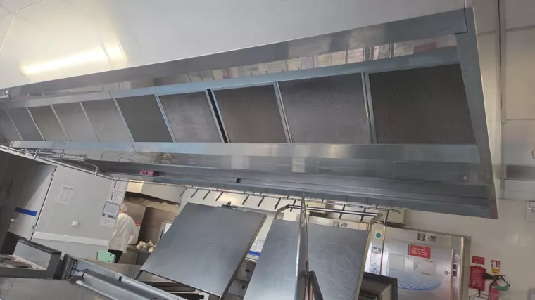 Entretien des hottes de cuisine dans un restaurant gastronomique, Créteil, 8.8 SERVICES