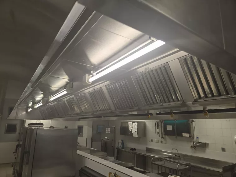 Nettoyage et dégraissage des hottes et conduits d'aération dans une cuisine de collège, Créteil, 8.8 SERVICES